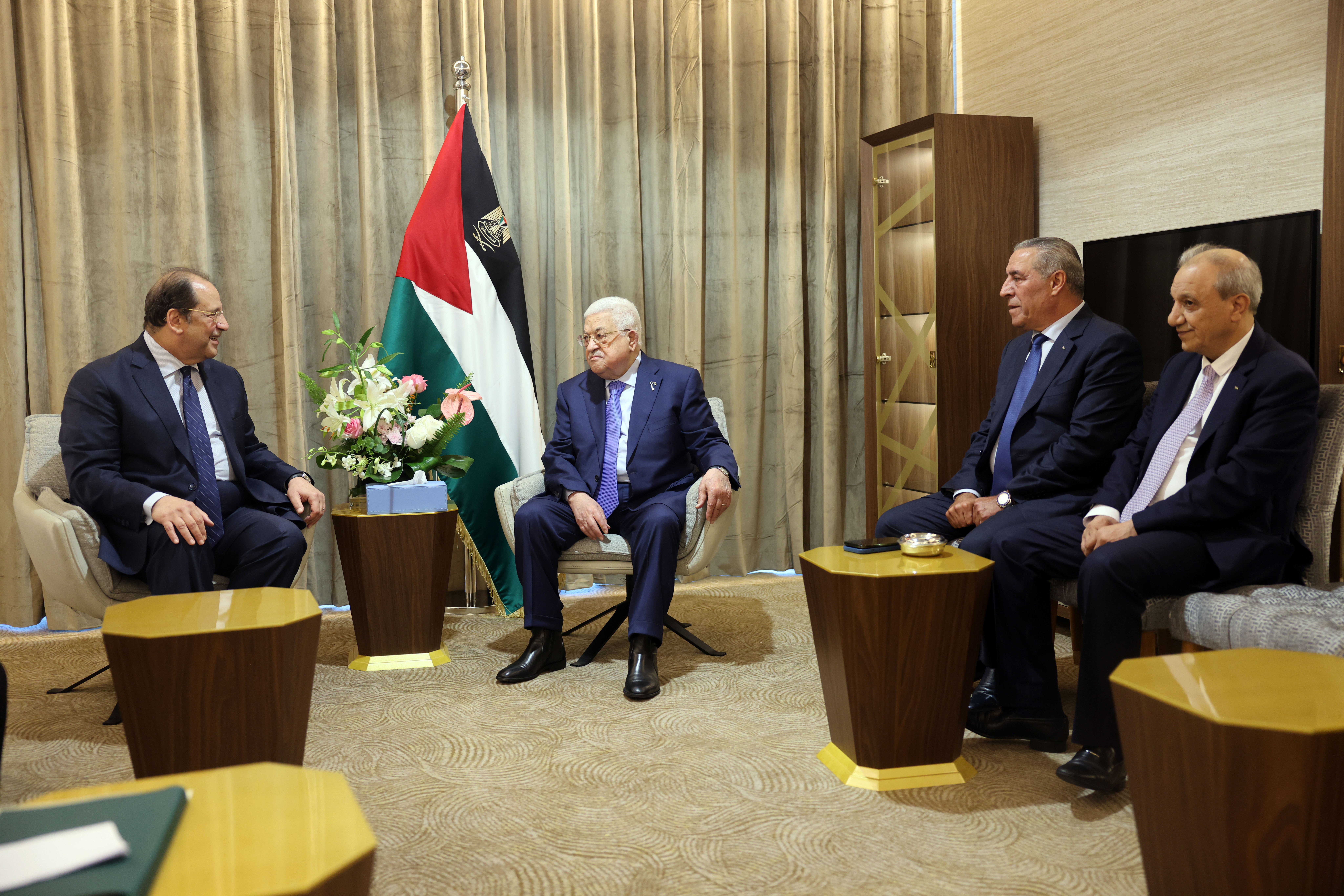 الرئيس خلال لقائه مدير المخابرات العامة المصرية الوزير عباس كامل (تصوير: ثائر غنايم)